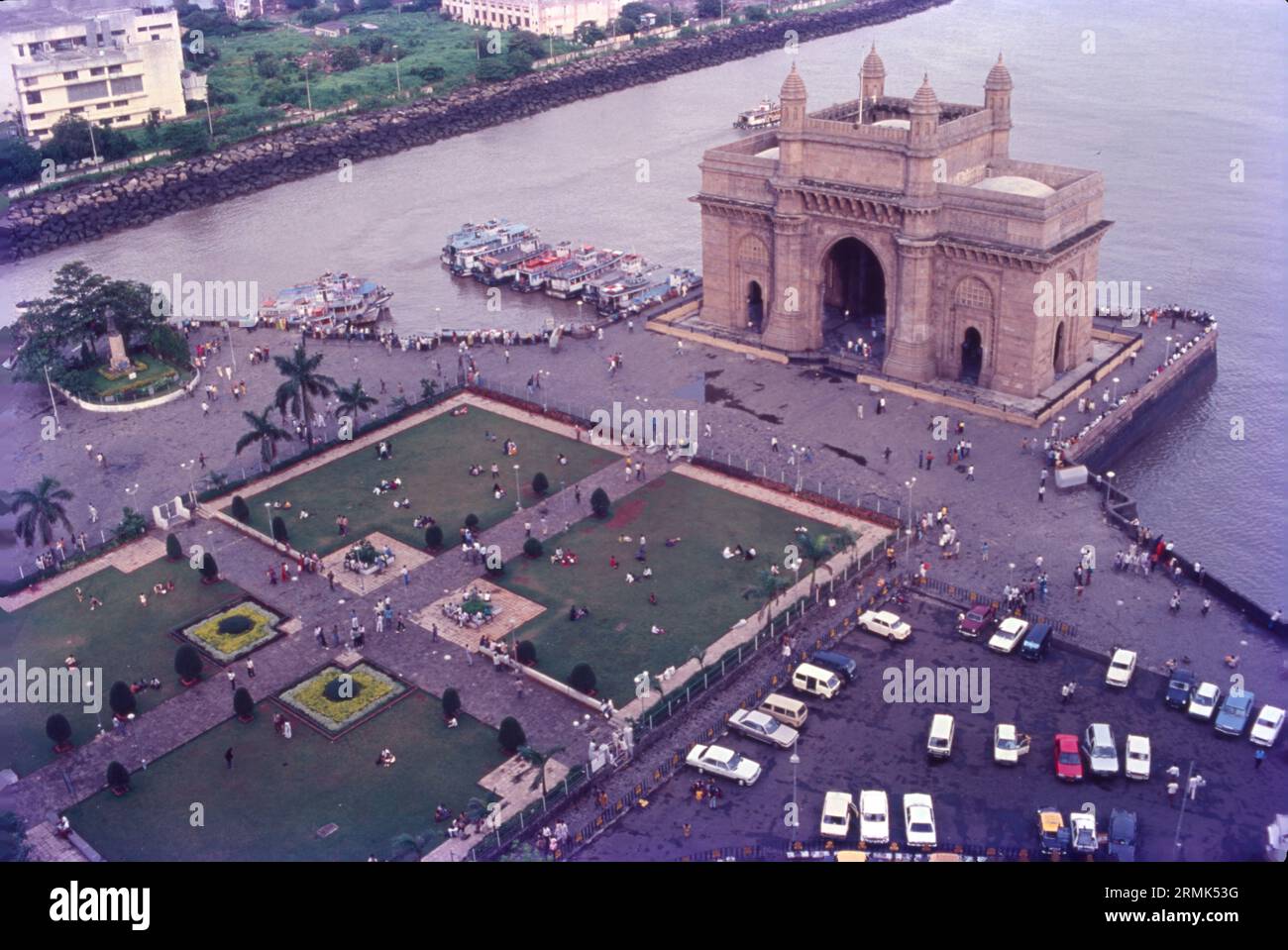 La porte d'entrée de l'Inde est un arc-monument construit au début du 20th siècle dans la ville de Mumbai, Inde. Il a été érigé pour commémorer le débarquement du roi-empereur George V, le premier monarque britannique à visiter l'Inde, en décembre 1911 à Strand Road près de la fontaine Wellington. Banque D'Images