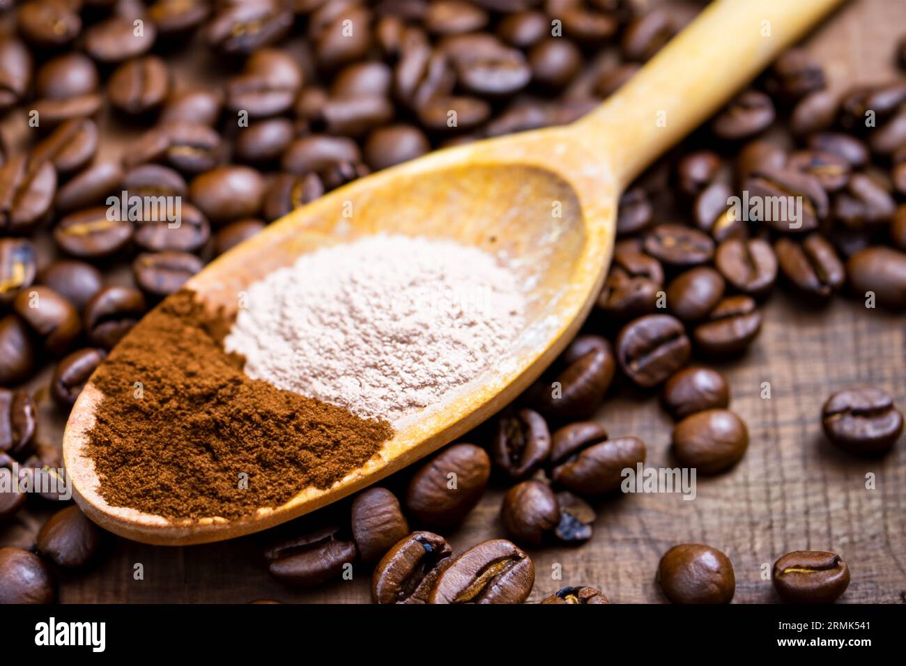 cuillère avec de la poudre et des grains de café sur une vieille cuillère en bois Banque D'Images