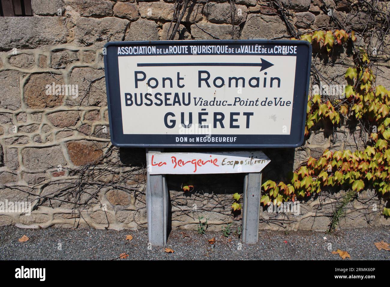Vue d'un panneau touristique indiquant les directions vers le pont romain et sur la ville de Guéret situé ici à Moutier d'Ahun dans le centre rural de la France. Banque D'Images