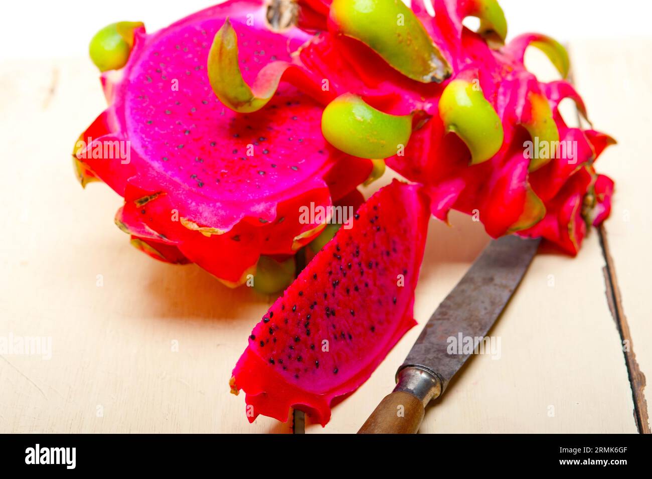 Fruit dragon violet thaïlandais frais sur table rustique blanche Banque D'Images