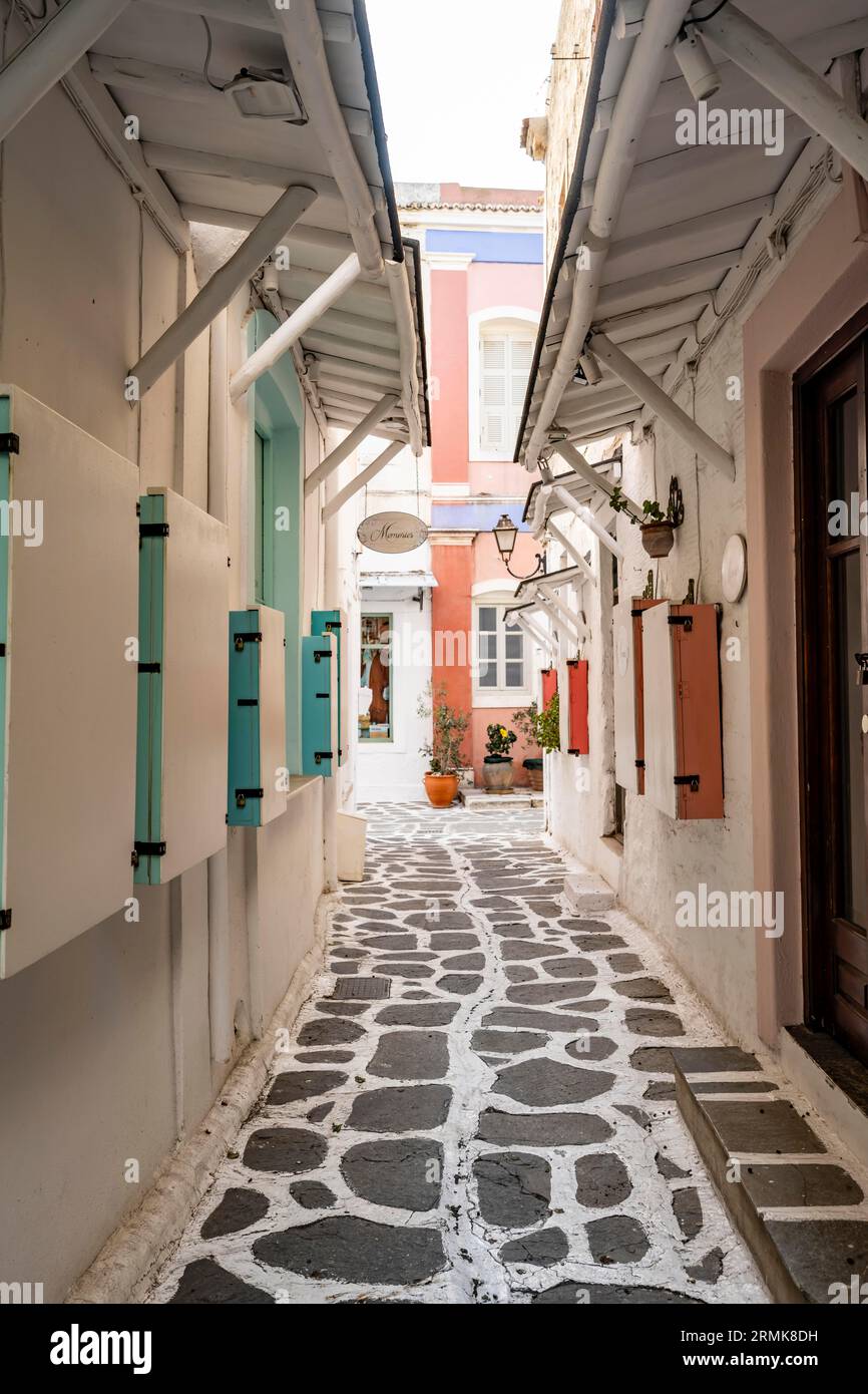 Ruelles avec magasins dans les ruelles de Parikia, Parikia, Paros, Cyclades, Grèce Banque D'Images