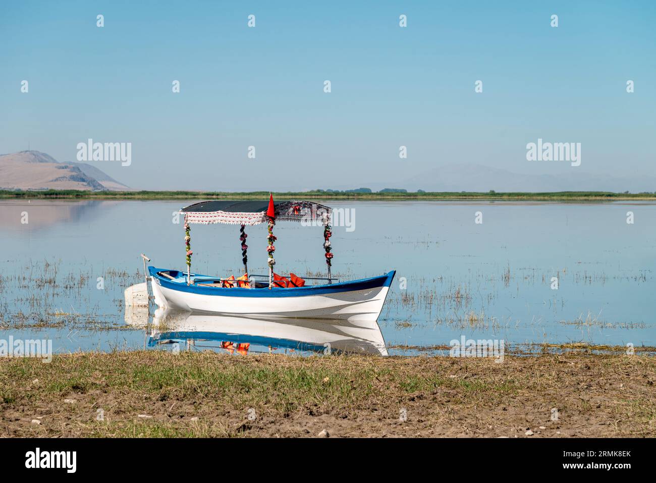 Bateaux d'excursion décorés dans le lac Isikli à Civril, Denizli Banque D'Images