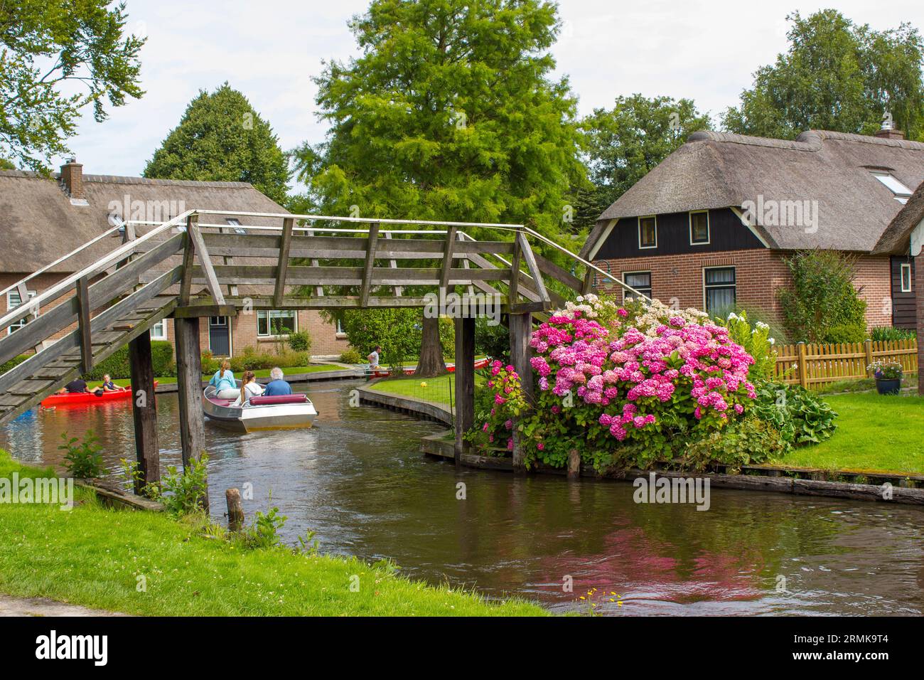 GIETHOORN, Pays-Bas - néerlandais typiques du comté de maisons et jardins Banque D'Images