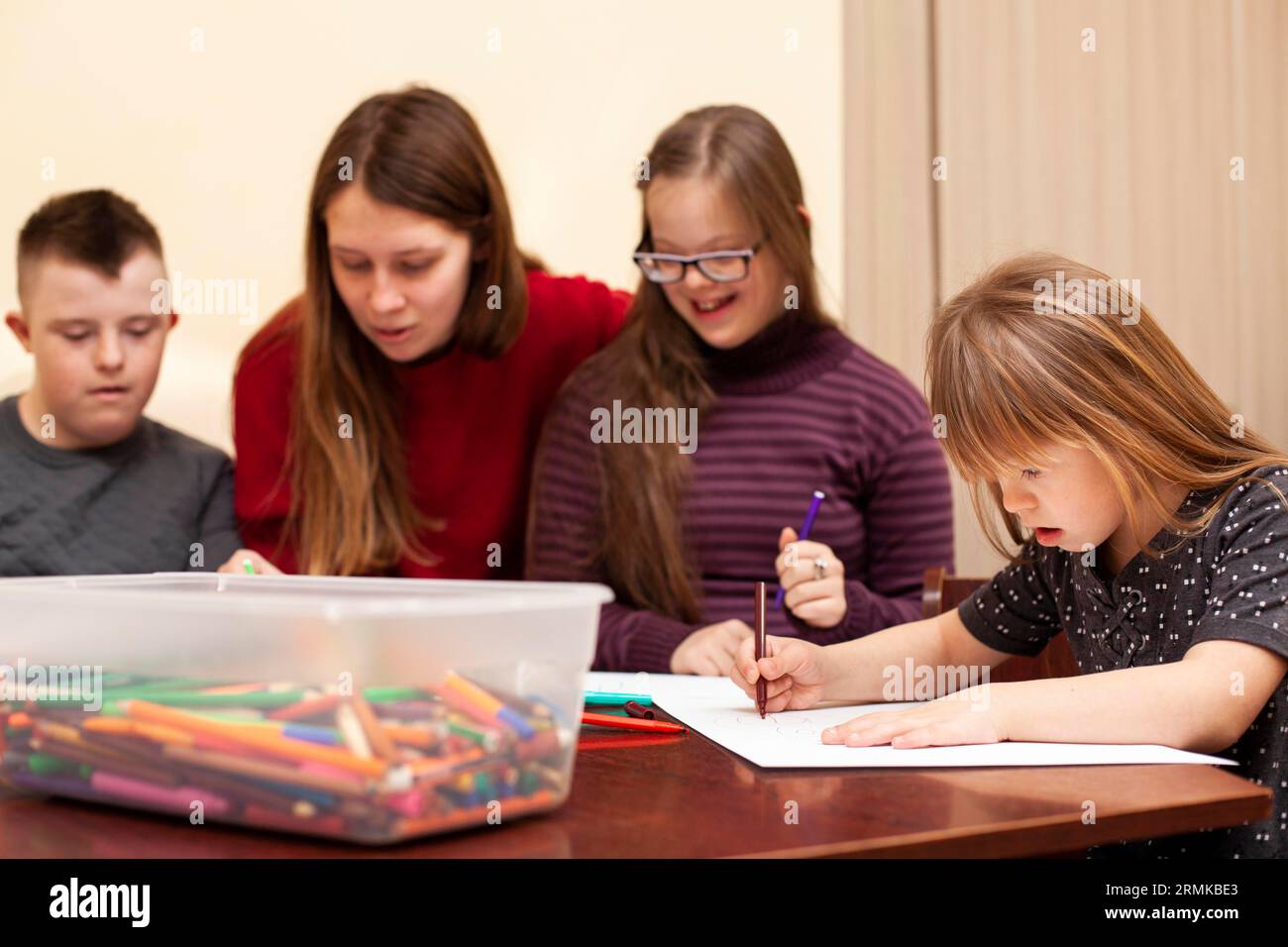 Atelier de dessin avec des enfants atteints de trisomie 21 Banque D'Images