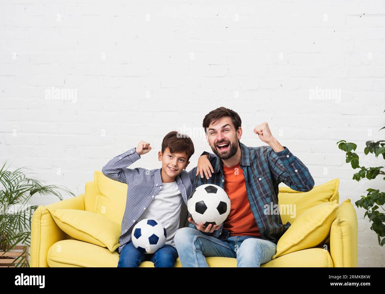 Père fils regardant un match de football Banque D'Images