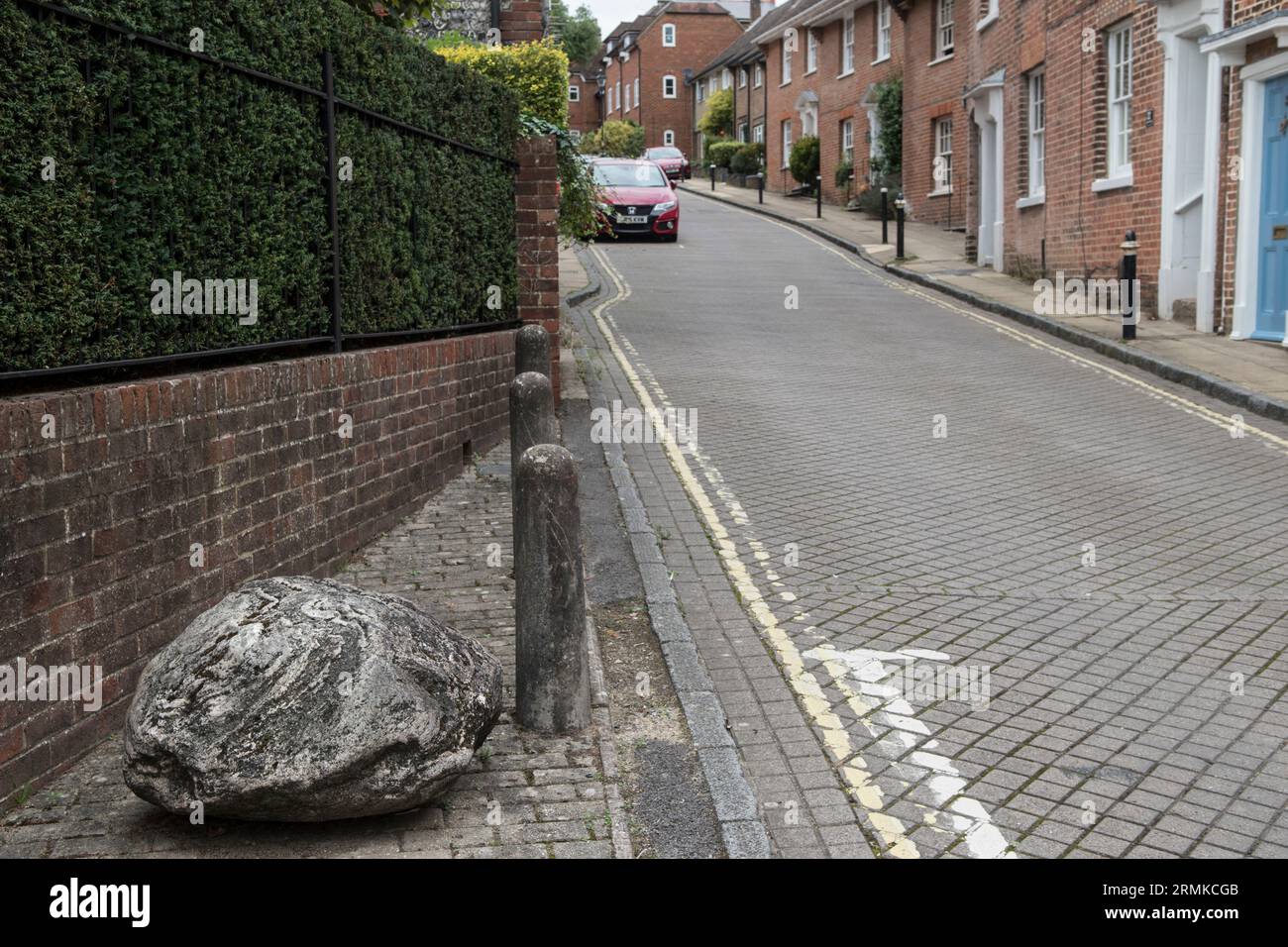 Moot Stone, à l'extérieur d'une maison modon'ish à Cannon Street, Winchester, Hampshire, Angleterre années 2023 2020 HOMER SYKES Banque D'Images