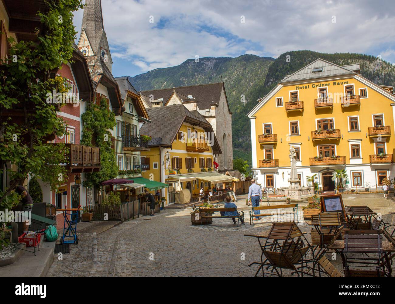 Hallstatt: 11 juin 2021; rue dans le célèbre village de montagne Hallstatt avec lac Hallstatter Voir Banque D'Images