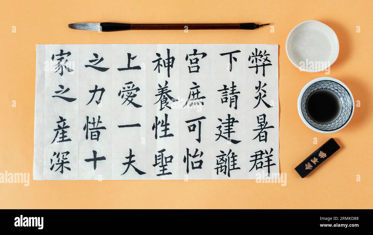 Vue de dessus composition symboles chinois écrits avec de l'encre Banque D'Images