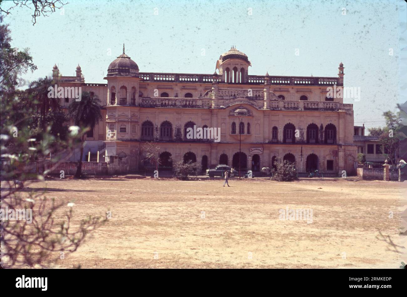 L'une des attractions touristiques les plus visitées de Lucknow, le complexe du palais de Kaiserbagh est vraiment une merveille architecturale. Il a été construit par le Nawab d'Awadh Wajid Ali Shah entre 1848 et 1850. Dans les dernières années, le palais a servi de bastion à Begum Hazrat Mahal lors de la mutinerie de 1857. Banque D'Images