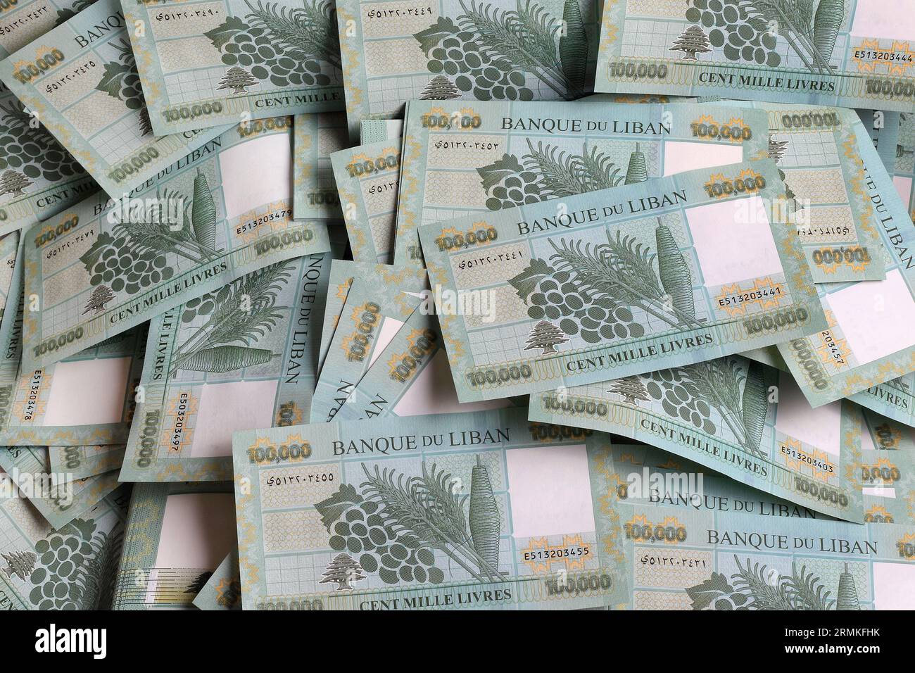 Livres libanaises, valeur nominale 100 000, symbolisant la chute de la monnaie libanaise. Banque D'Images