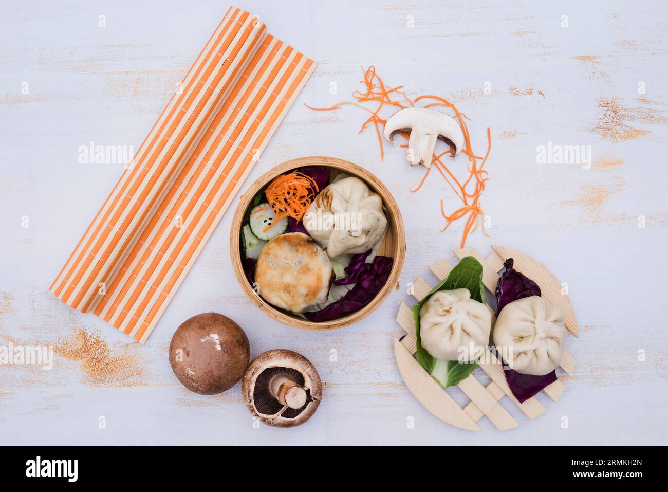 Récipients chinois en bambou dimsum cuit à la vapeur cuisine traditionnelle table en bois blanc Banque D'Images