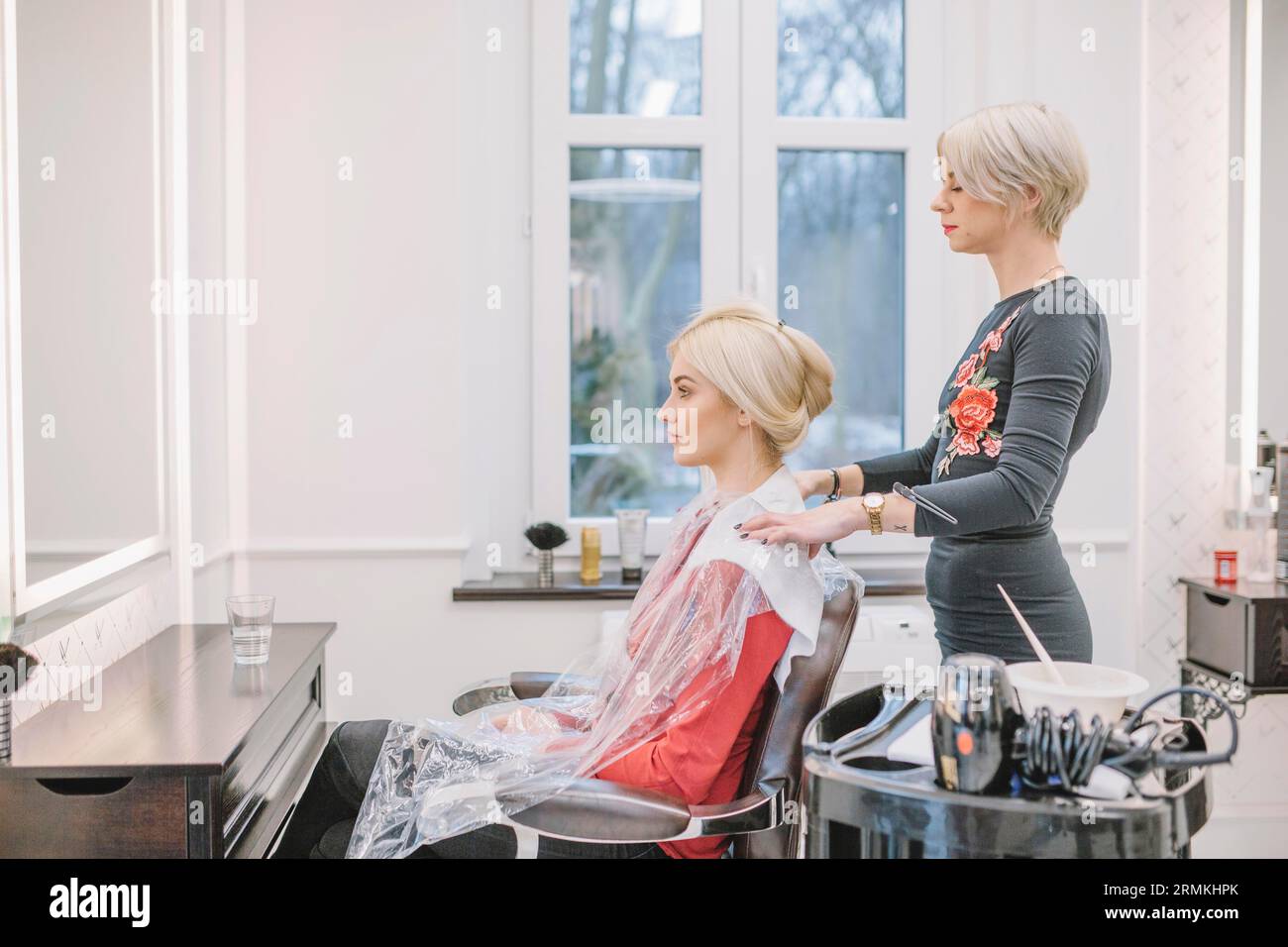 Chaise fille coiffeuse professionnelle Banque D'Images