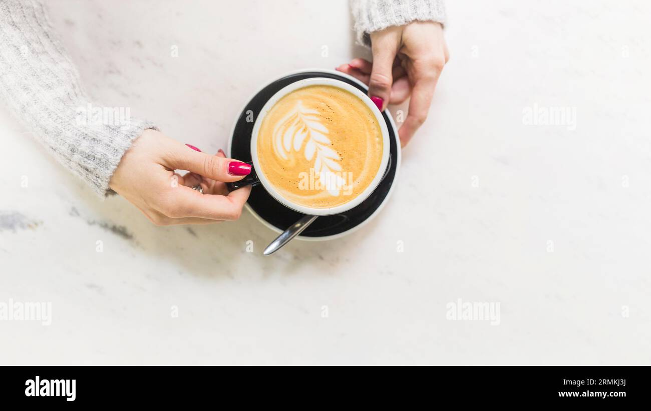 Main prenant tasse avec café Banque D'Images