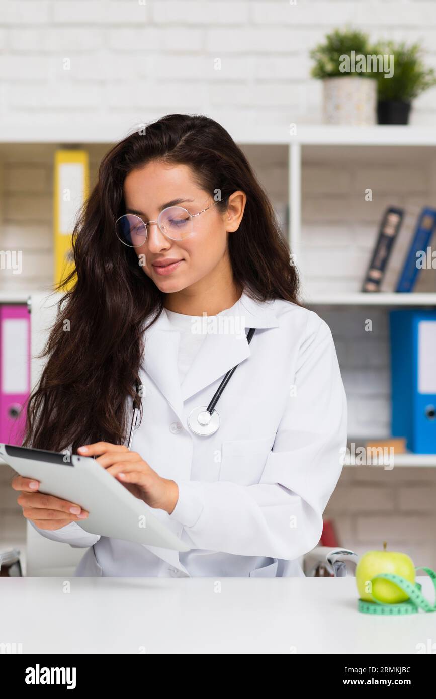 Moyen tir jeune médecin avec comprimé Banque D'Images