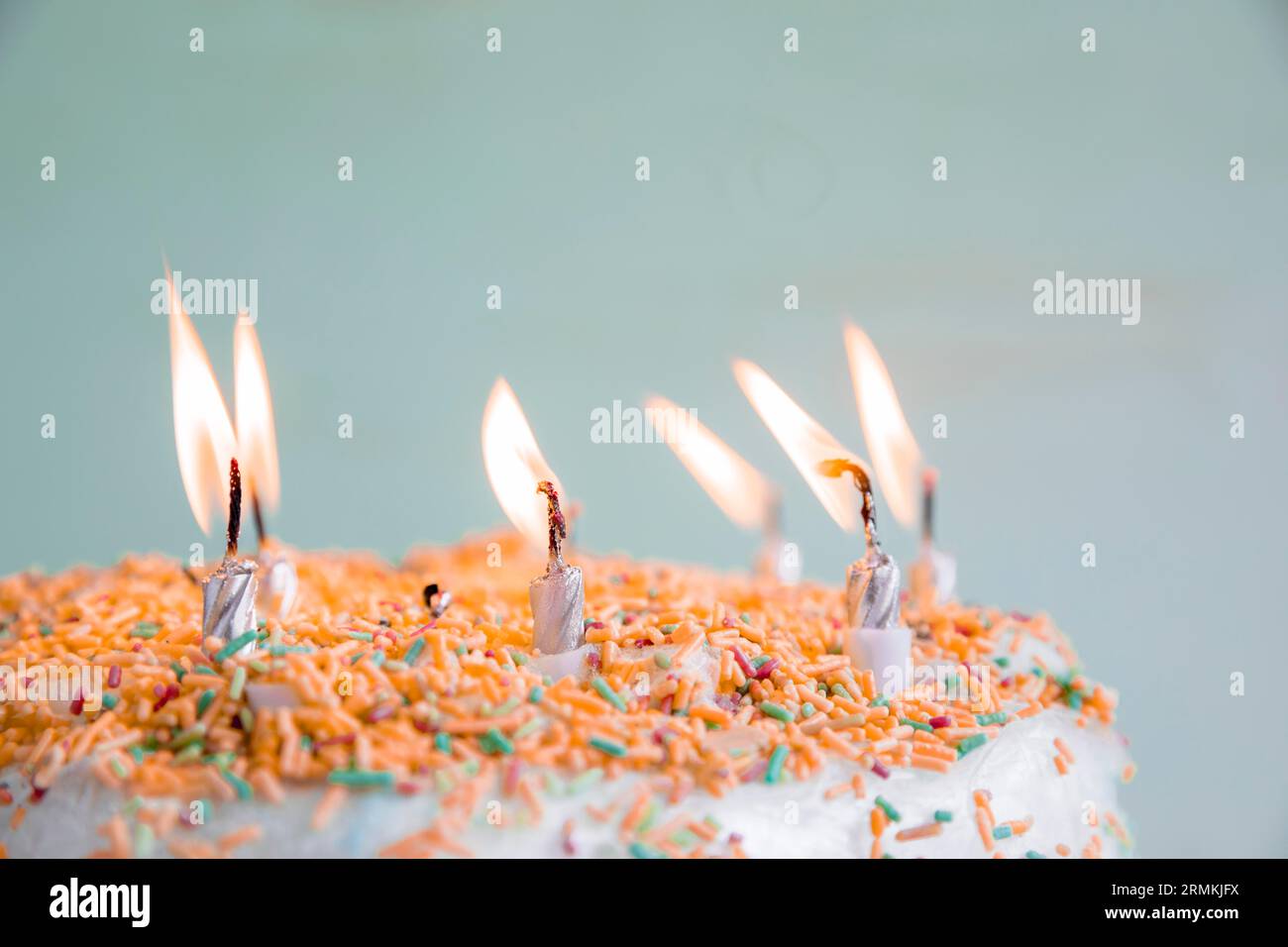 Gâteau d'anniversaire couleur pastel Banque D'Images