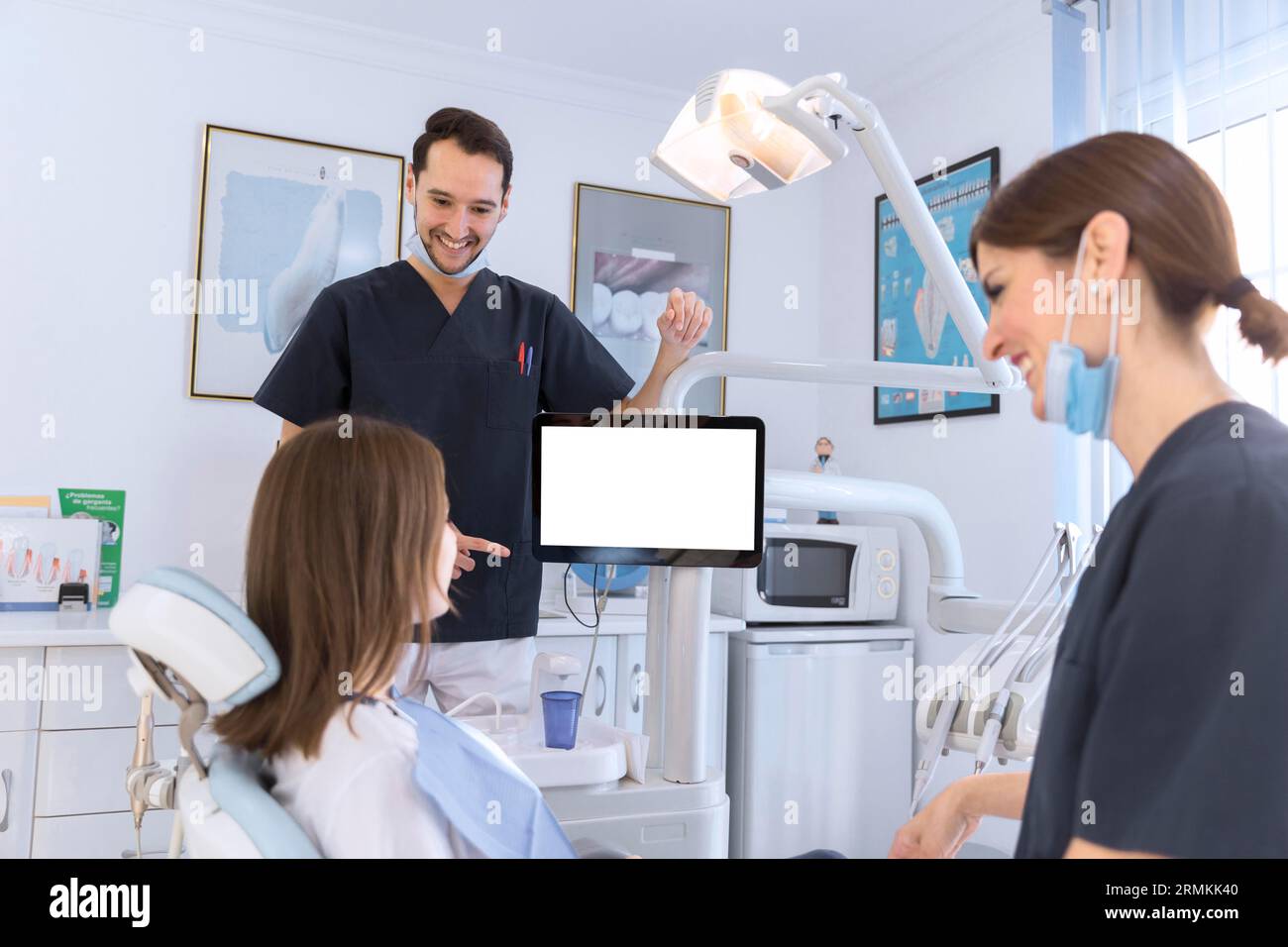 Souriant patient dentiste s ayant conversation clinique dentaire Banque D'Images