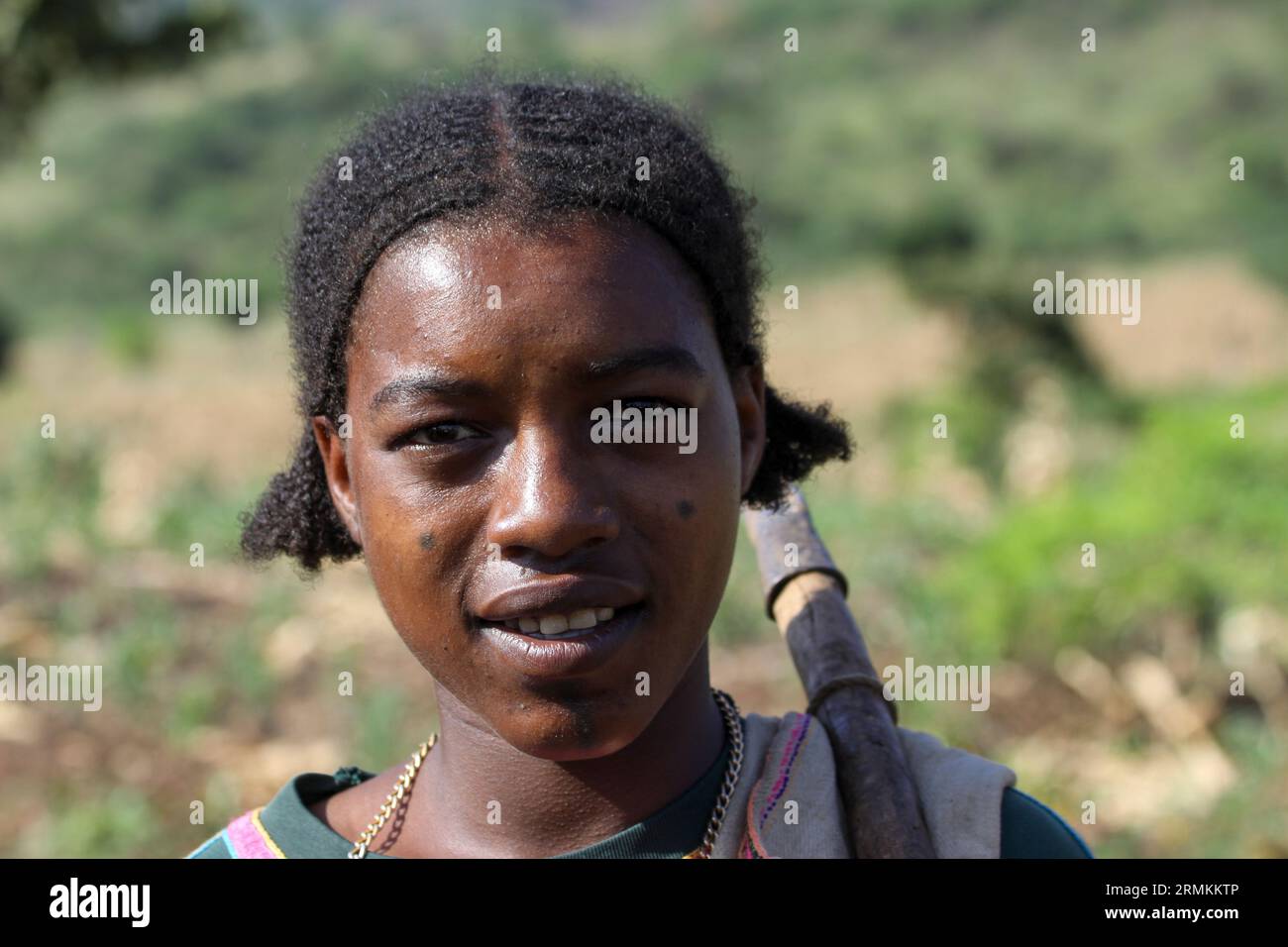 Membre masculin de la tribu Gamo le peuple Gamo est un groupe ethnique éthiopien situé dans les hauts plateaux Gamo du sud de l'Éthiopie. Ils se trouvent dans plus Banque D'Images