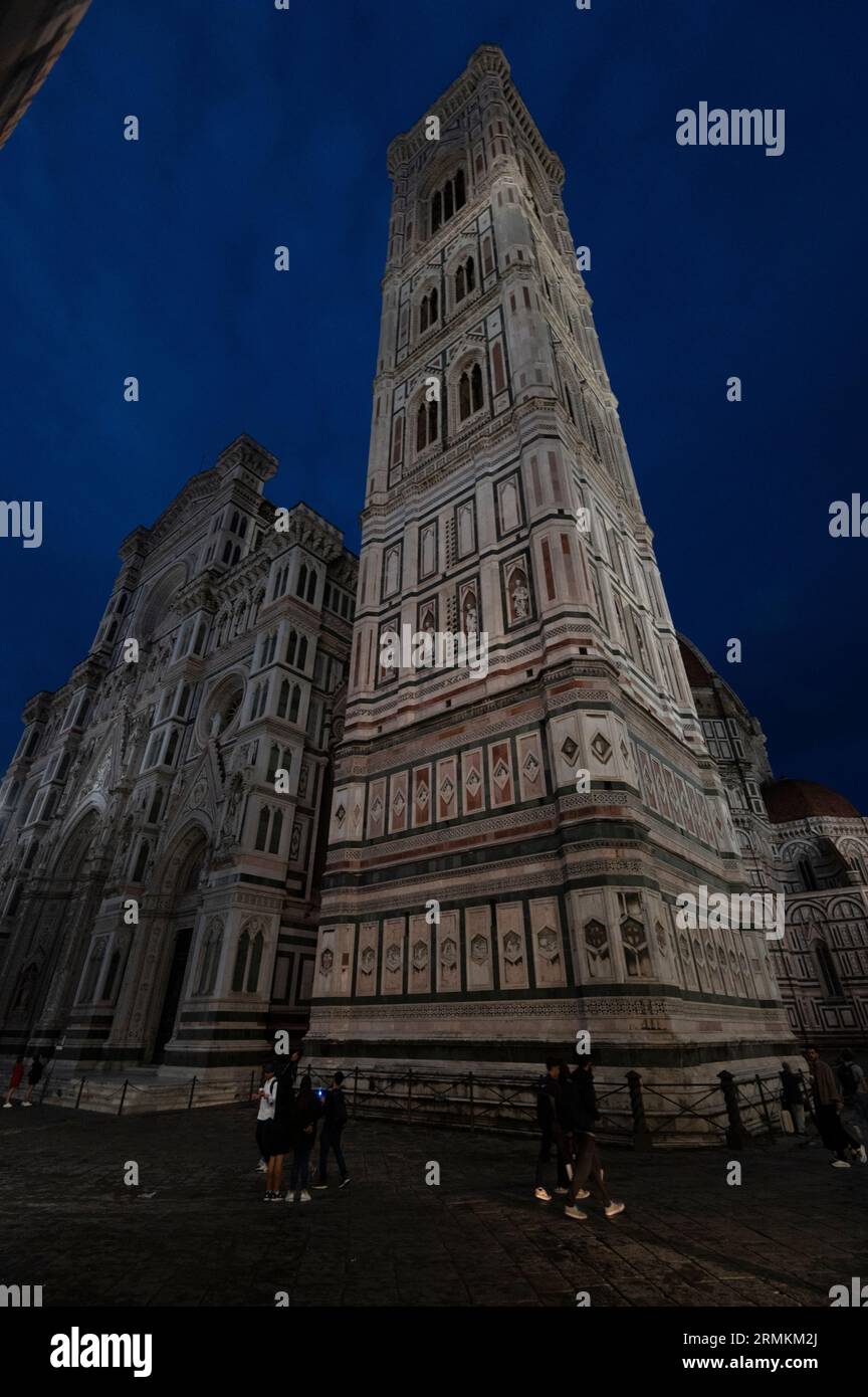 Le Campanile de Giotto de 84,7 mètres (277,9 pieds) de haut (clocher de Giotto) se dresse à côté de la Santa Maria del Fiore, (cathédrale de Florence) sur Banque D'Images