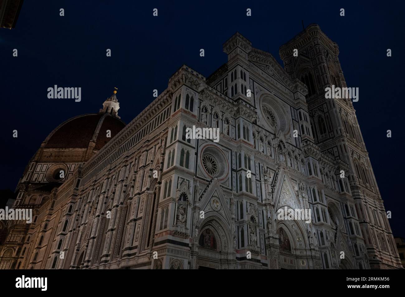 Le Campanile de Giotto de 84,7 mètres (277,9 pieds) de haut (clocher de Giotto) se dresse à côté de la Santa Maria del Fiore, (cathédrale de Florence) sur Banque D'Images