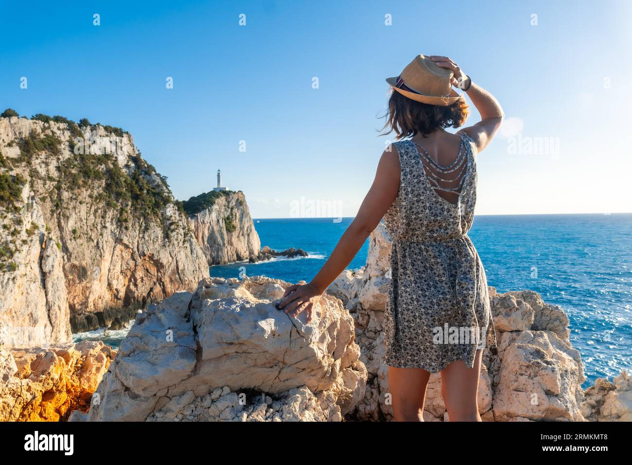 Portrait d'une femme au cap Ducato ou phare de Lefkas dans la région sud de l'île de Lefkada. Grèce Banque D'Images