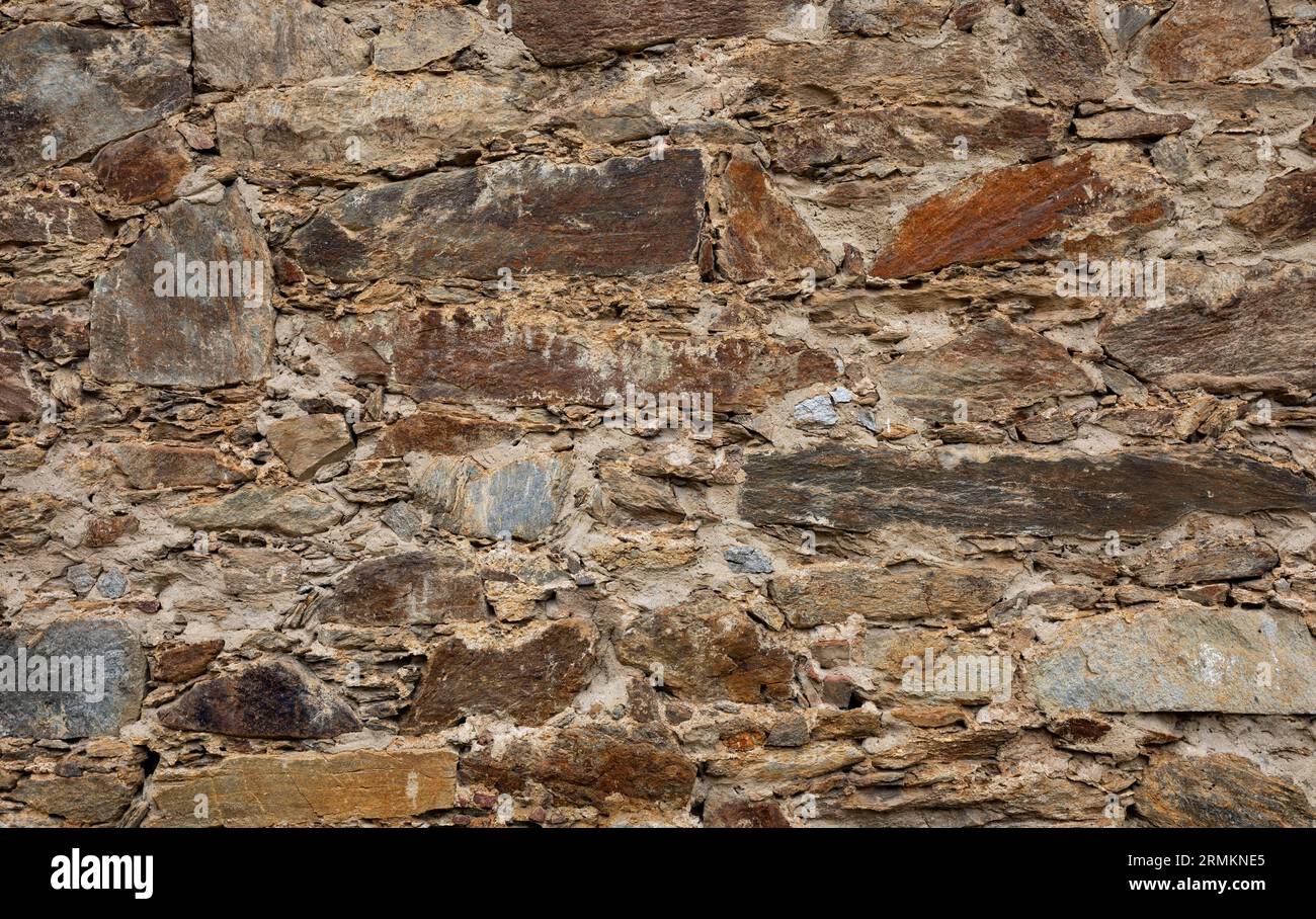 Mur de pierre naturelle dans la cour de la collégiale de Sankt Veit, Abbaye de Poellau, Poellau, Styrie, Autriche Banque D'Images