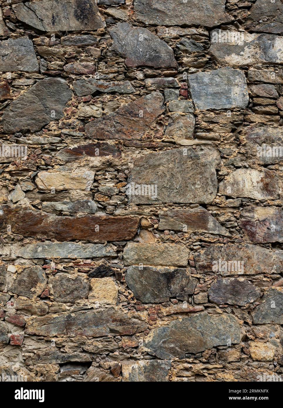 Mur de pierre naturelle dans la cour de la collégiale de Sankt Veit, Abbaye de Poellau, Poellau, Styrie, Autriche Banque D'Images