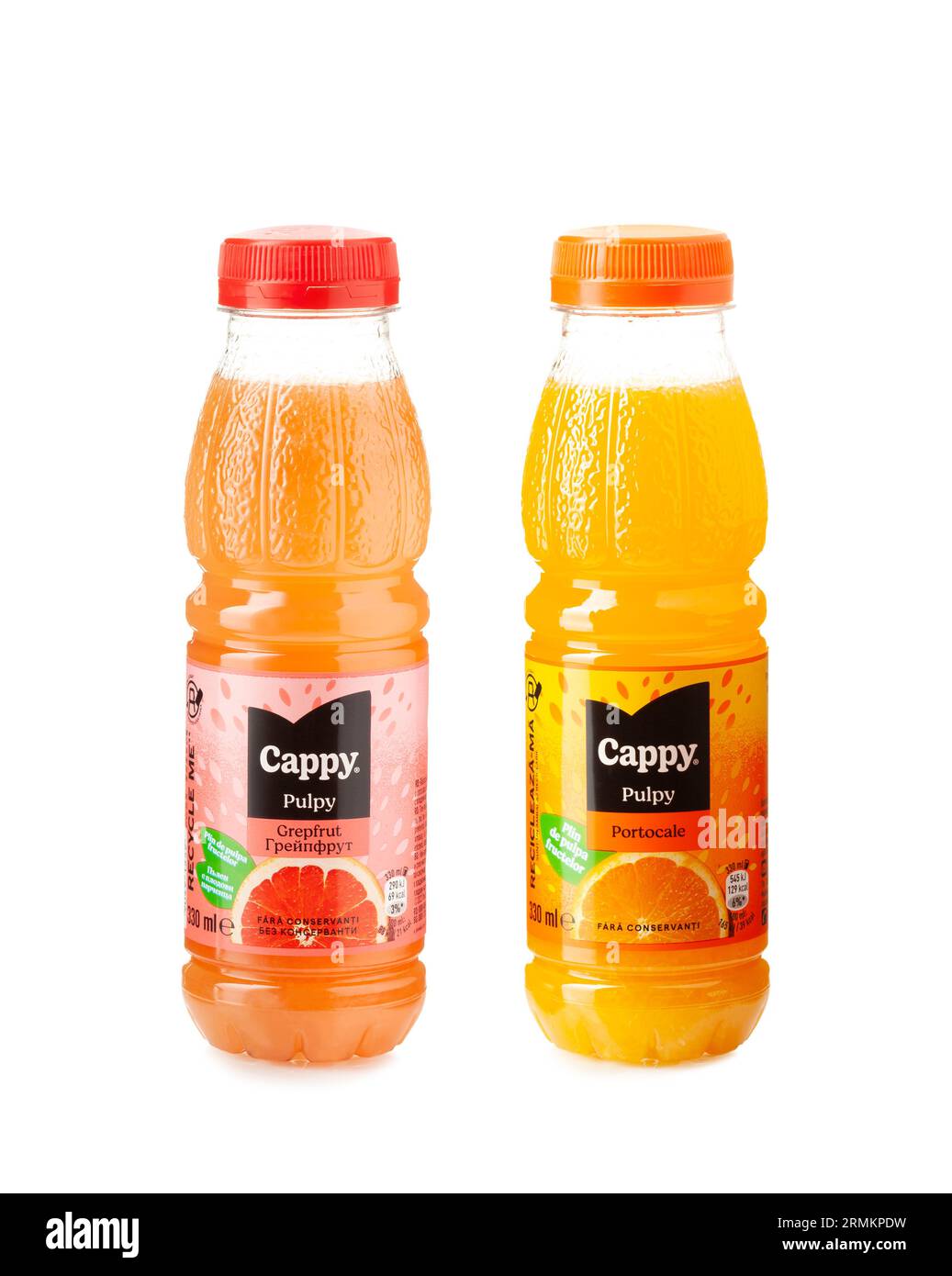 CHISINAU, MOLDAVIE - 27 AOÛT 2023. Set bouteilles de Cappy Pulpy Grapefruit et jus de fruit d'Orange isolé sur fond blanc. Cappy est une marque détenue Banque D'Images