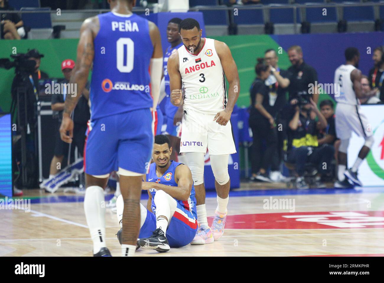 Quezon City, Philippines. 29 août 2023. Gerson Goncalves (3 ans) de l'Angola célèbre la fabrication d'un panier lors du match de coupe du monde FIBA 2023 entre la République Dominicaine (Bleu) et l'Angola (blanc) au Smart Araneta Coliseum. La République dominicaine a gagné 75-67. (Photo de Dennis Jerome Acosta/Pacific Press) crédit : Pacific Press Media production Corp./Alamy Live News Banque D'Images