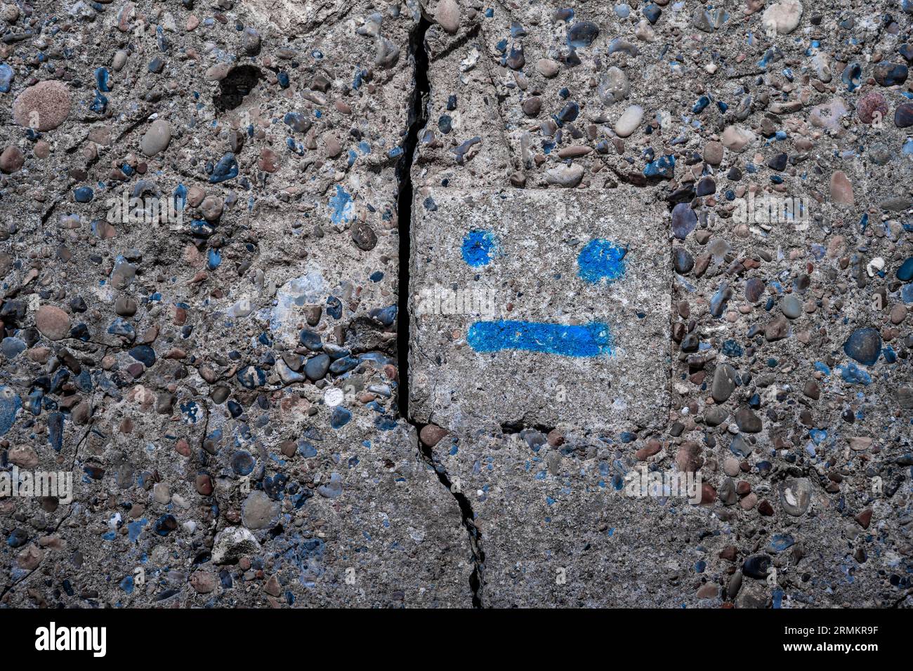 Smiley, emoji sur un mur de maison, visage neutre, Danemark Banque D'Images