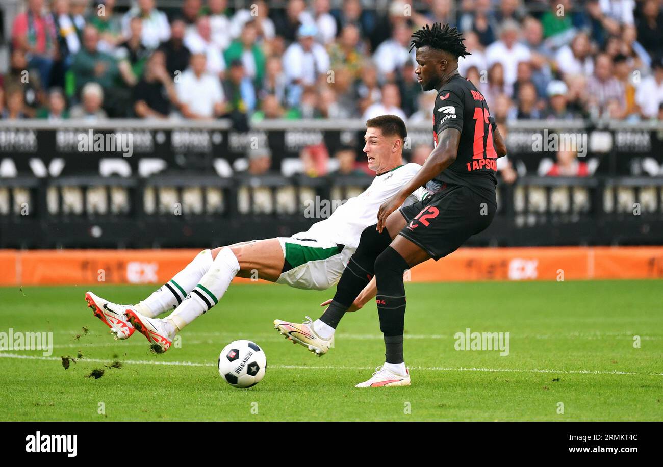 Bundesliga, Borussia Park Mönchengladbach : Borussia Mönchengladbach vs Bayer Leverkusen ; Edmond Tapsoba (LEV), Tomas Cvancara (BMG) Banque D'Images