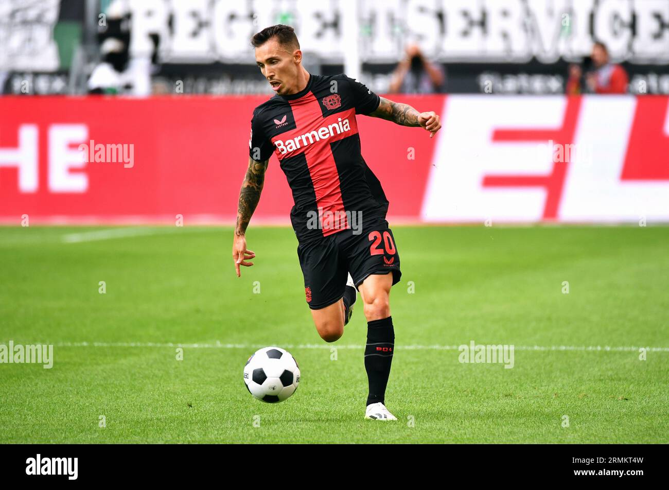 Bundesliga, Borussia Park Mönchengladbach : Borussia Mönchengladbach vs Bayer Leverkusen ; Alejandro Grimaldo (LEV) Banque D'Images