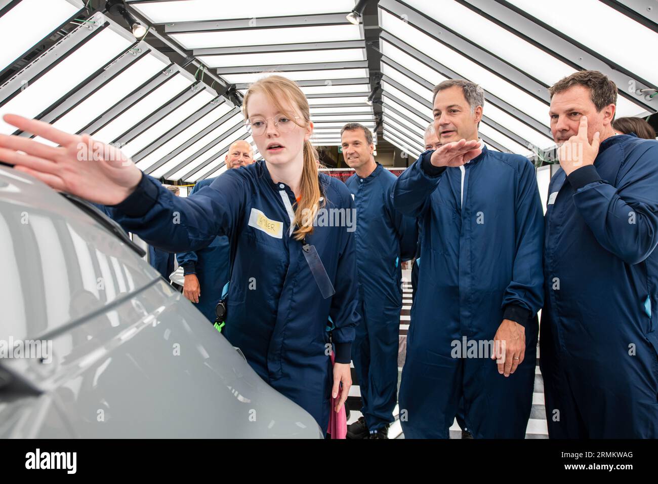 Gand, Belgique. 29 août 2023. Le Premier ministre Alexander de Croo (2R) est photographié lors d'une visite à la Volvo car Academy et au site de production Volvo car Gent, à Gand, mardi 29 août 2023. BELGA PHOTO JONAS ROOSENS crédit : Belga News Agency/Alamy Live News Banque D'Images