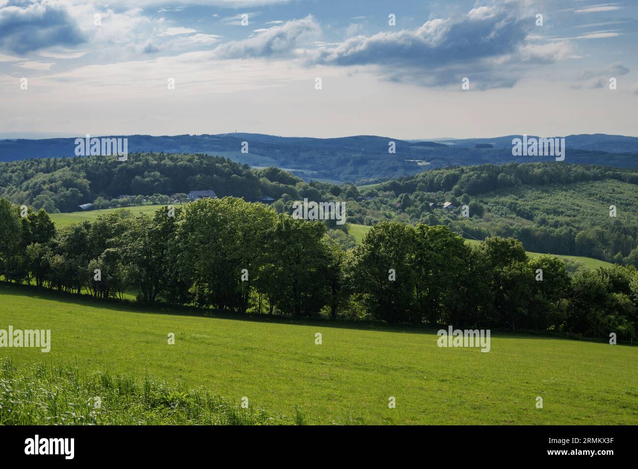 Paysage vallonné, bois et prairies, Lipa près de Zlin, république tchèque. Printemps. Banque D'Images