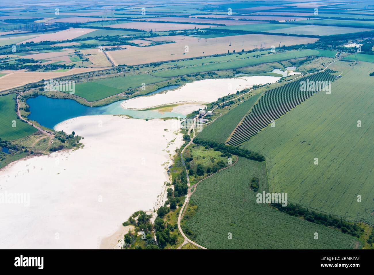 Vue de dessus des carrières inondées avec du sable de quartz blanc. Beaux lacs artificiels avec de l'eau bleue. Campagne. Drone. Vue aérienne Banque D'Images