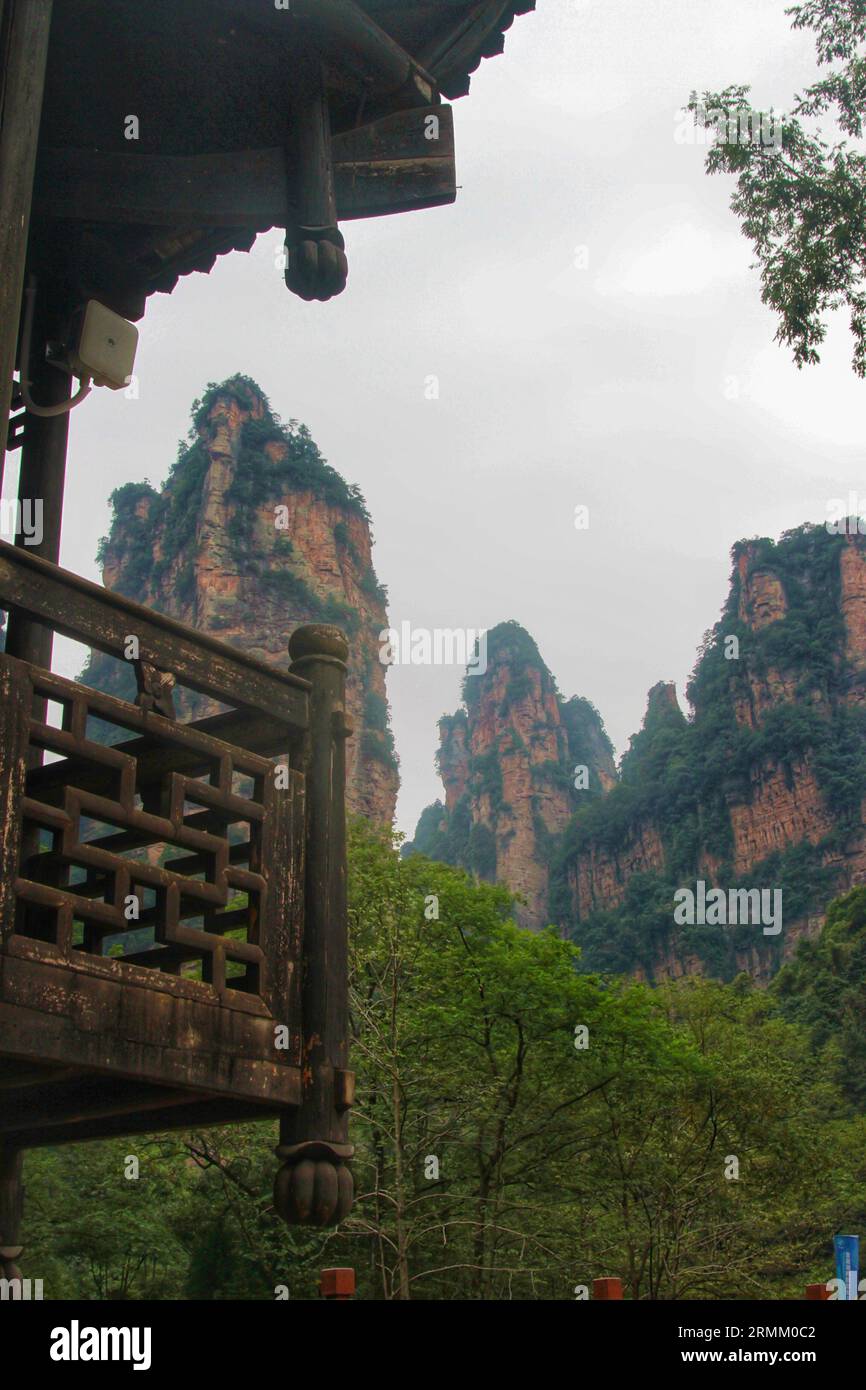 ) : Voyage à travers les vues impressionnantes de majestueuses montagnes de Chine, comme Avatar, où la réalité rencontre l'émerveillement cinématographique Banque D'Images