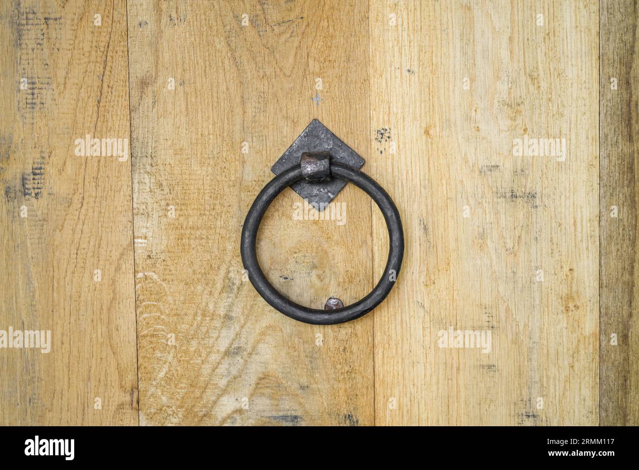 Fond en bois rustique avec poignée en métal. Banque D'Images