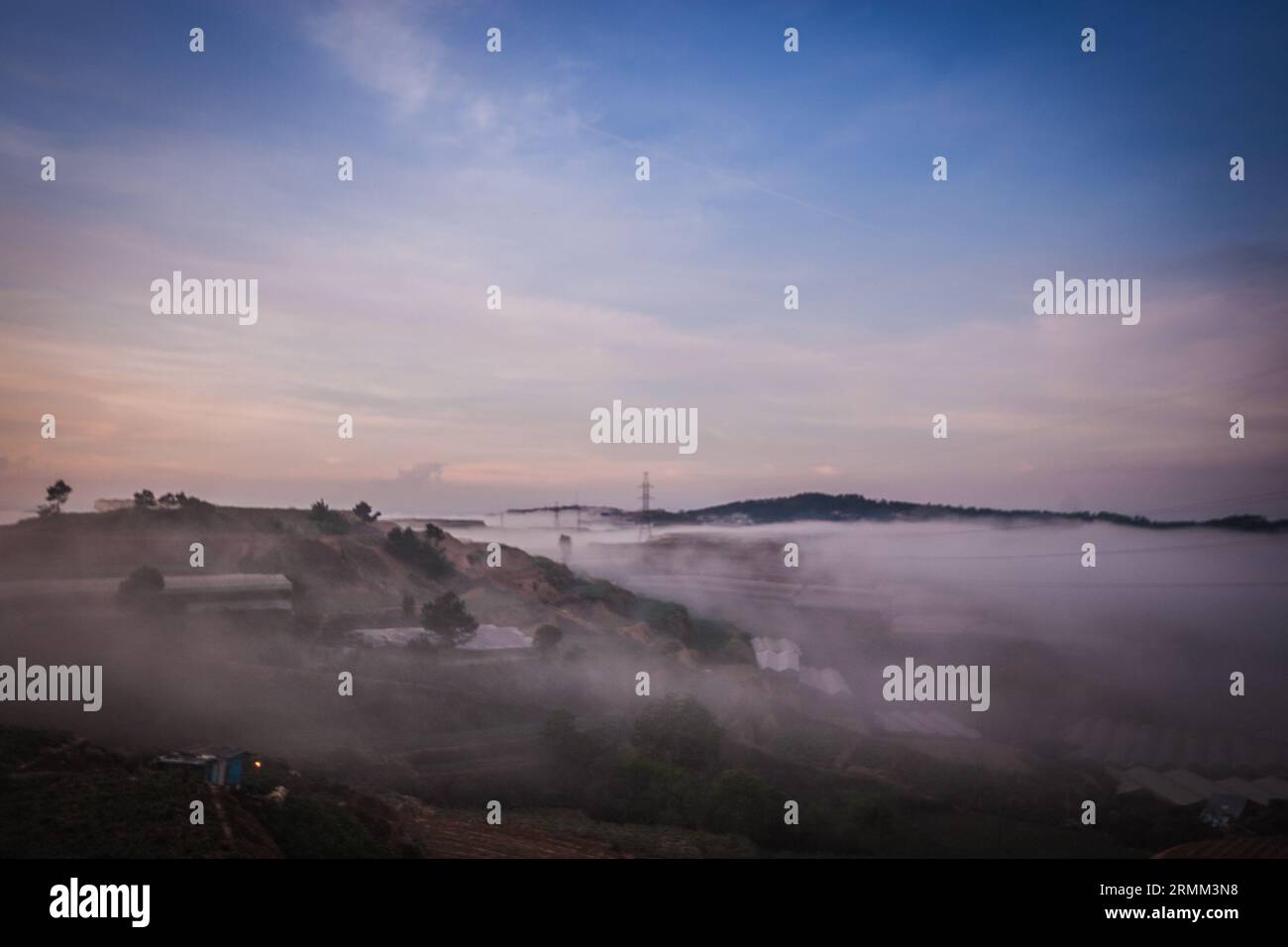 Paysage de Da Lat, vallées construites avec des serres utilisées pour faire pousser des fleurs partout dans la ville de Da Lat, serres immergées dans la brume Banque D'Images