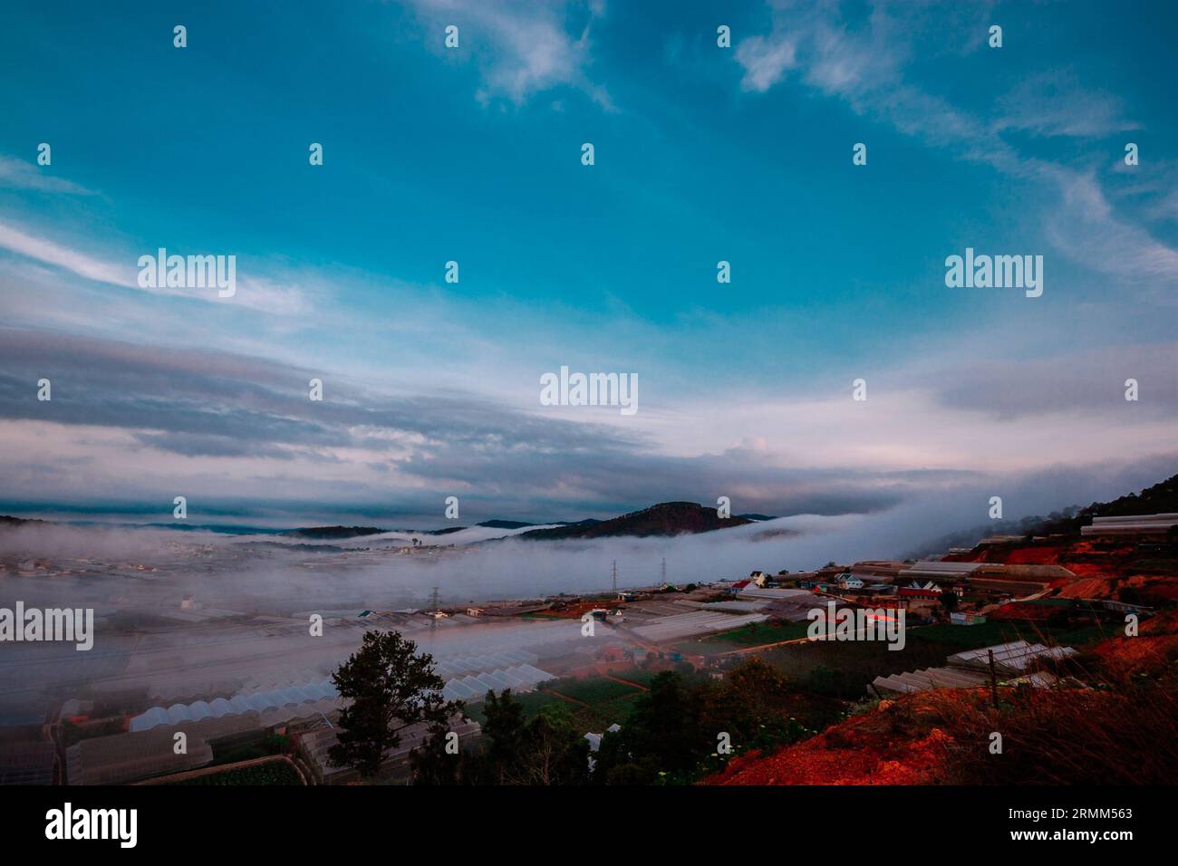 Paysage de Da Lat, vallées construites avec des serres utilisées pour faire pousser des fleurs partout dans la ville de Da Lat, serres immergées dans la brume Banque D'Images