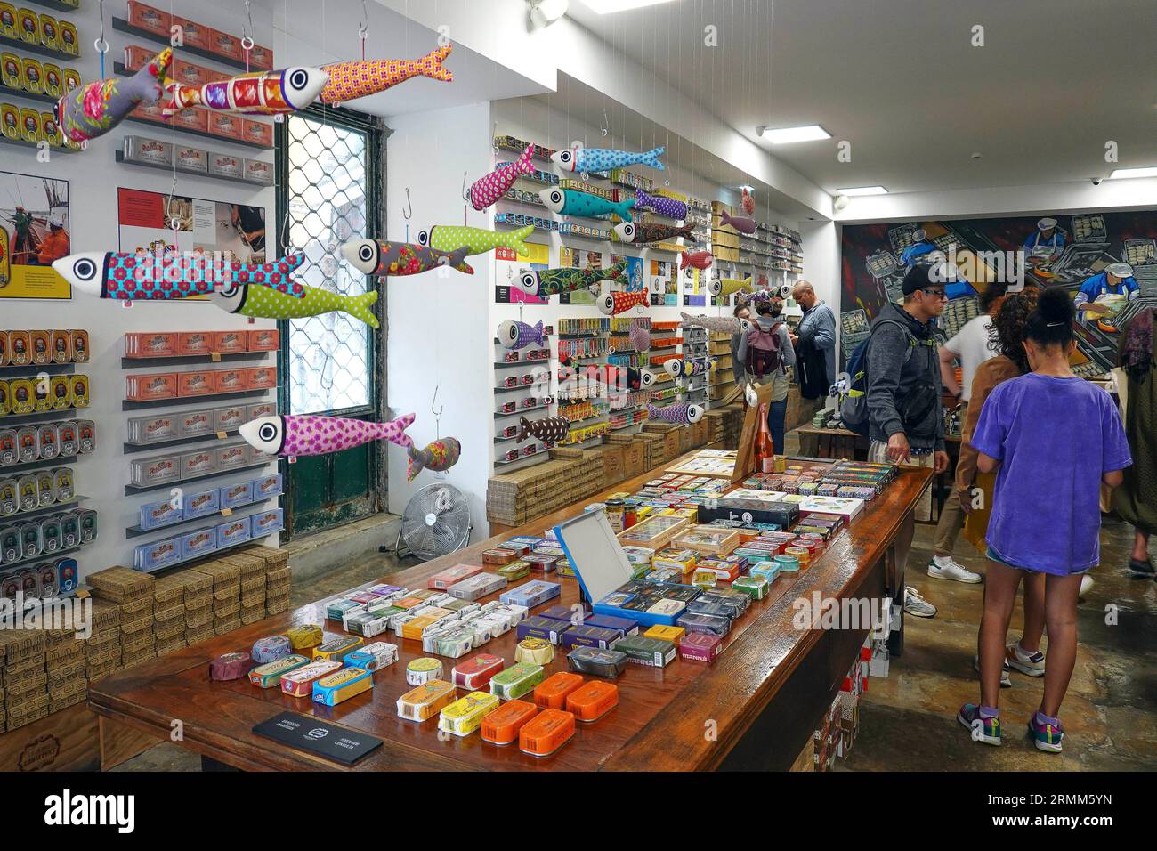 Portugal, Lisbonne, Loja das Conservas, un projet parrainé par l'Association nationale de l'industrie du poisson en conserve, est un magasin qui rassemble des produits f Banque D'Images