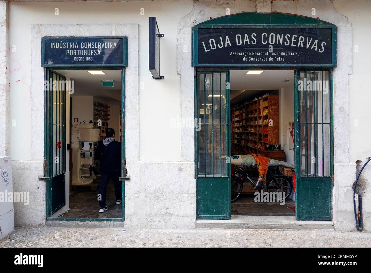 Portugal, Lisbonne, Loja das Conservas, un projet parrainé par l'Association nationale de l'industrie du poisson en conserve, est un magasin qui rassemble des produits f Banque D'Images