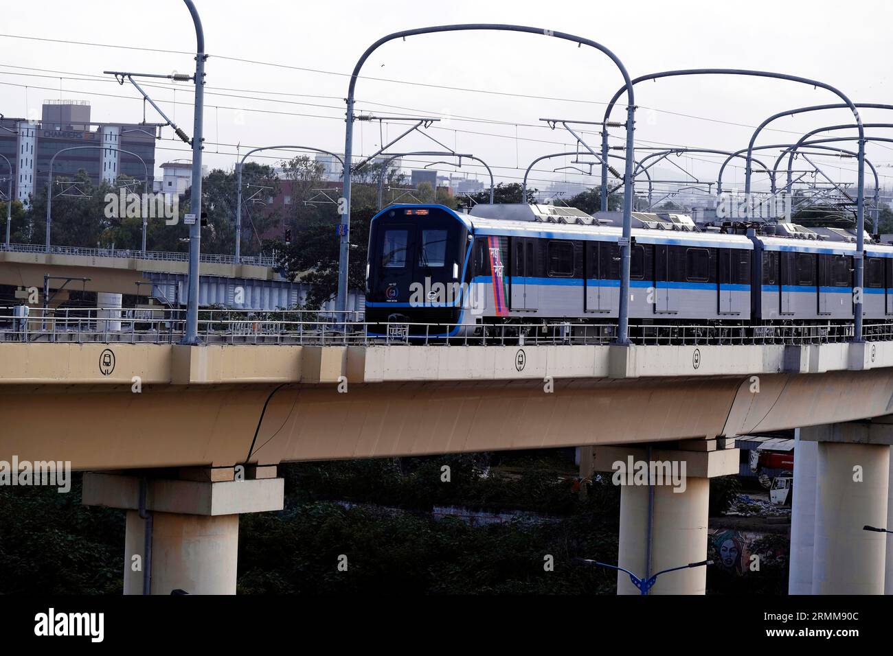 10 août 2023, Pune, Maharashtra, Inde, Metro fonctionne sur une voie aérienne, le véhicule se déplace le long de la route ferroviaire de métro de Pune près du pont de Sangam, maintenant le in Banque D'Images