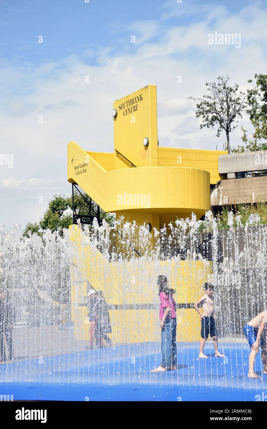 Enfants profitant des fontaines d'eau au Southbank Centre, Londres Royaume-Uni été 2023 Banque D'Images
