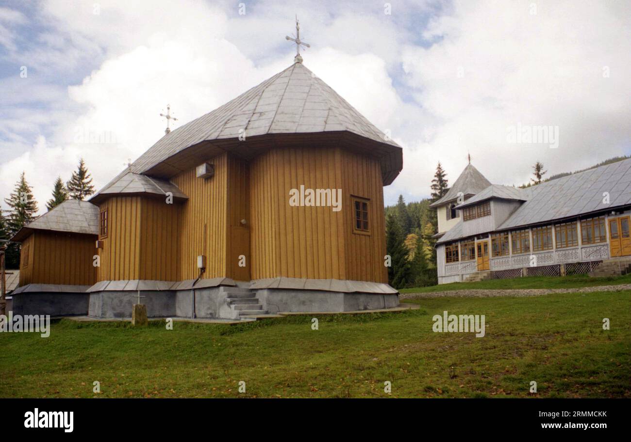 Comté de Suceava, Roumanie, env. 2000. Vue extérieure du monastère de Rarau du 15e siècle, avec les cellules monastiques. Banque D'Images