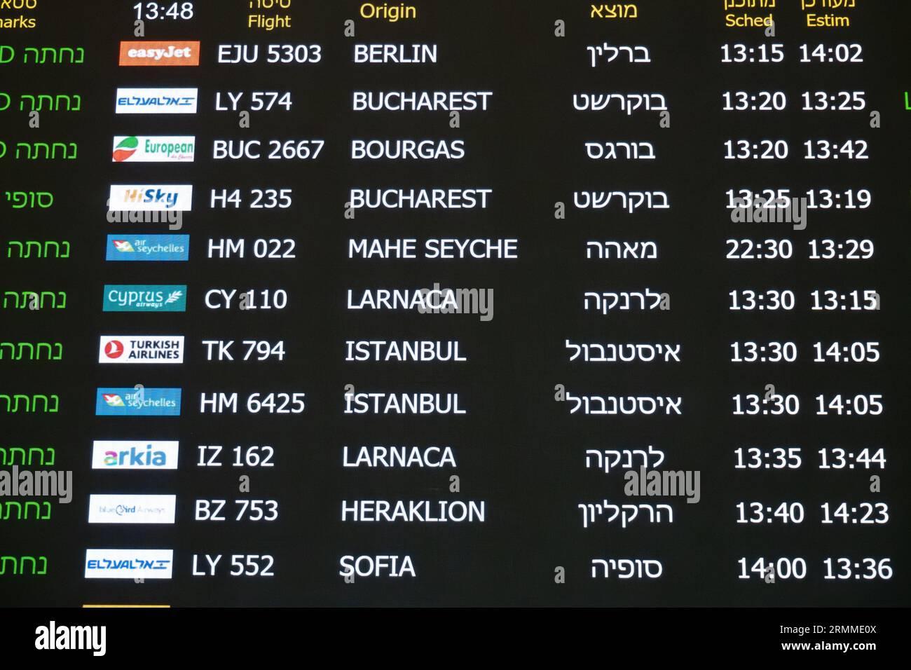 LOD, Israël. 29 août 2023. Les passagers arrivent à l'aéroport international Ben Gourion près de tel Aviv après un premier vol imprévu mais historique au départ de Djeddah. Bien qu'Israël et l'Arabie saoudite n'aient pas de relations diplomatiques, le vol HM 022 d'Air Seychelles de Mahé, Seychelles à tel Aviv, a nécessité un atterrissage immédiat à Djeddah en raison de problèmes techniques. 128 Israéliens à bord ont passé une nuit dans un hôtel de Djeddah tandis qu'Air Seychelles volait dans un autre avion. Les voyageurs israéliens ont rapporté une hospitalité chaleureuse et amicale de la part des Saoudiens. Crédit : NIR Alon/Alamy Live News Banque D'Images