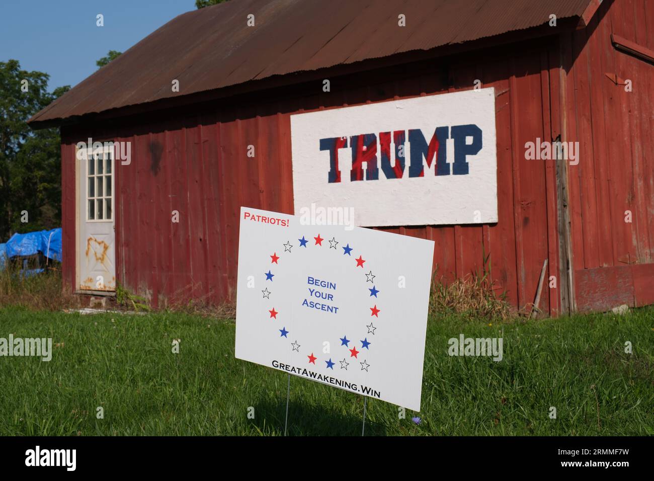 Hangar avec des signes soutenant Donald Trump Banque D'Images