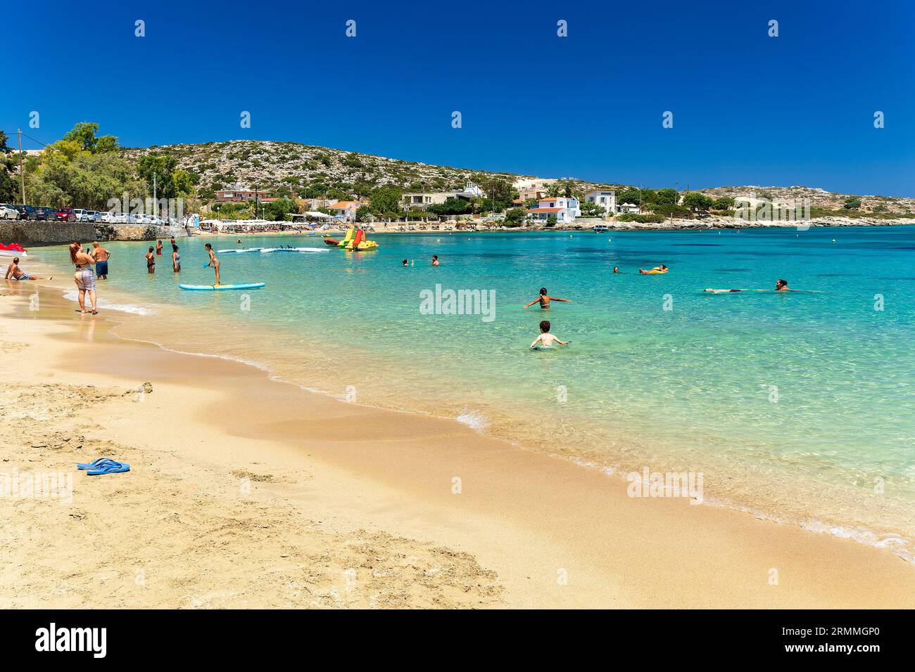 Belle plage de sable et eaux claires et peu profondes de Marathi près de Chania en Crète occidentale (Grèce) Banque D'Images