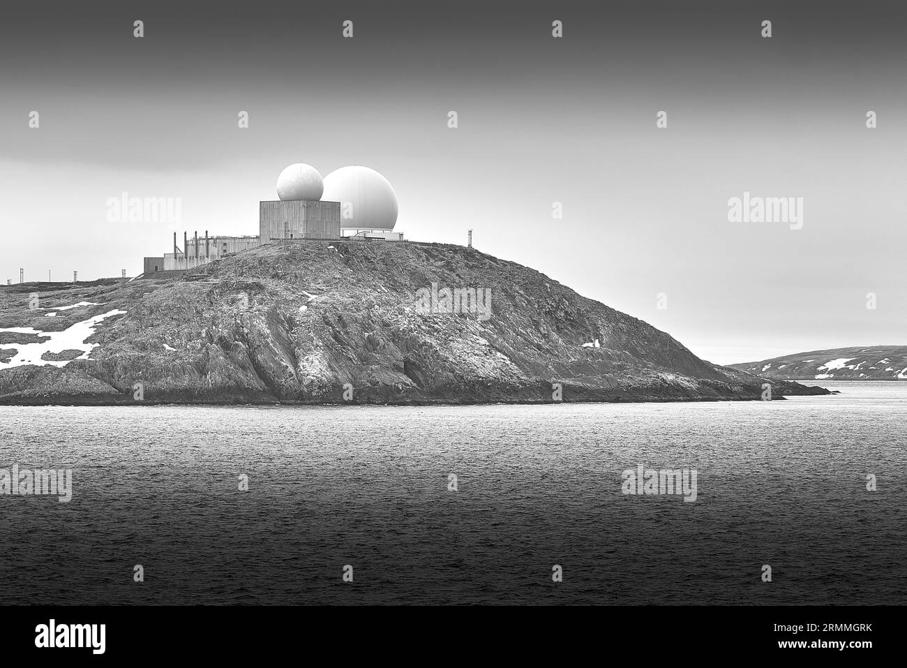 Photo en noir et blanc des Globus III, L et des Globus II, R, radars dômes, exploités par le Service de renseignement norvégien (NIS) à Vardø, Norvège Banque D'Images