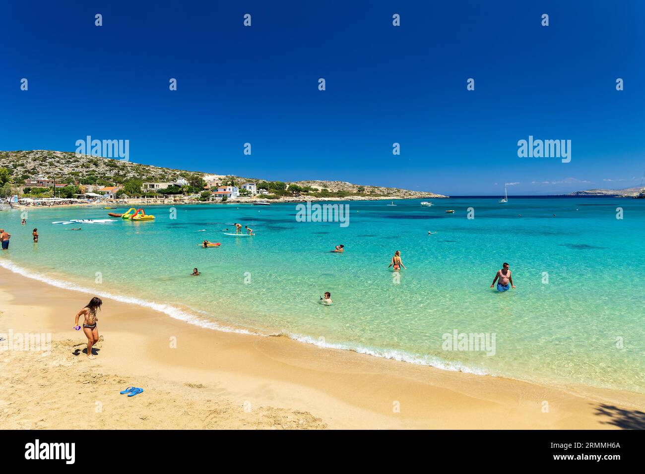 Belle plage de sable et eaux claires et peu profondes de Marathi près de Chania en Crète occidentale (Grèce) Banque D'Images