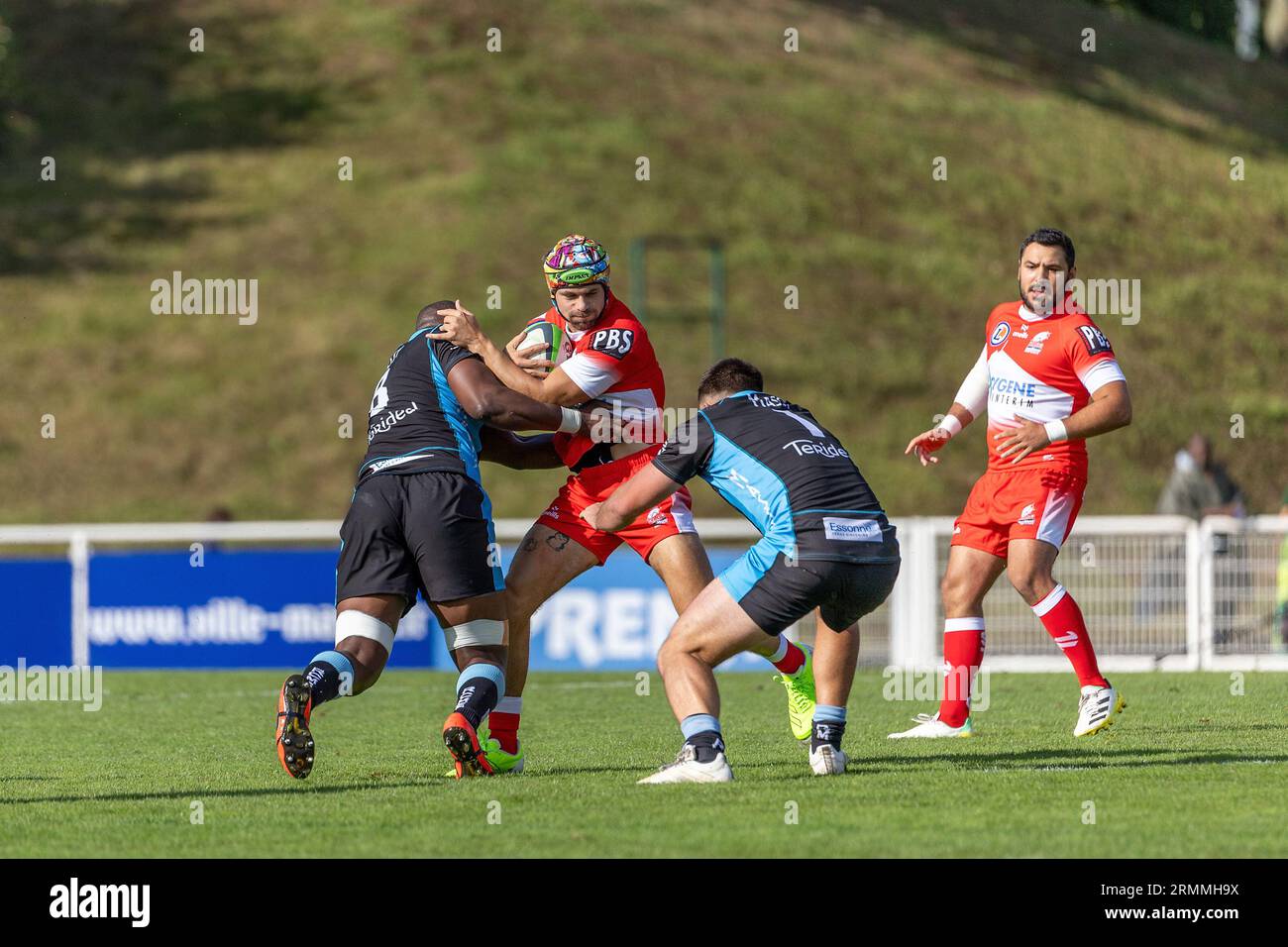 (C) Denis TRASFI / MAXPPP - au Stade Jules Ladoumègue le 26-08-2023 - Match de Rugby nationale - Rugby Club Massy Essonne - Stado Tarbes Pyrénées rugb Banque D'Images