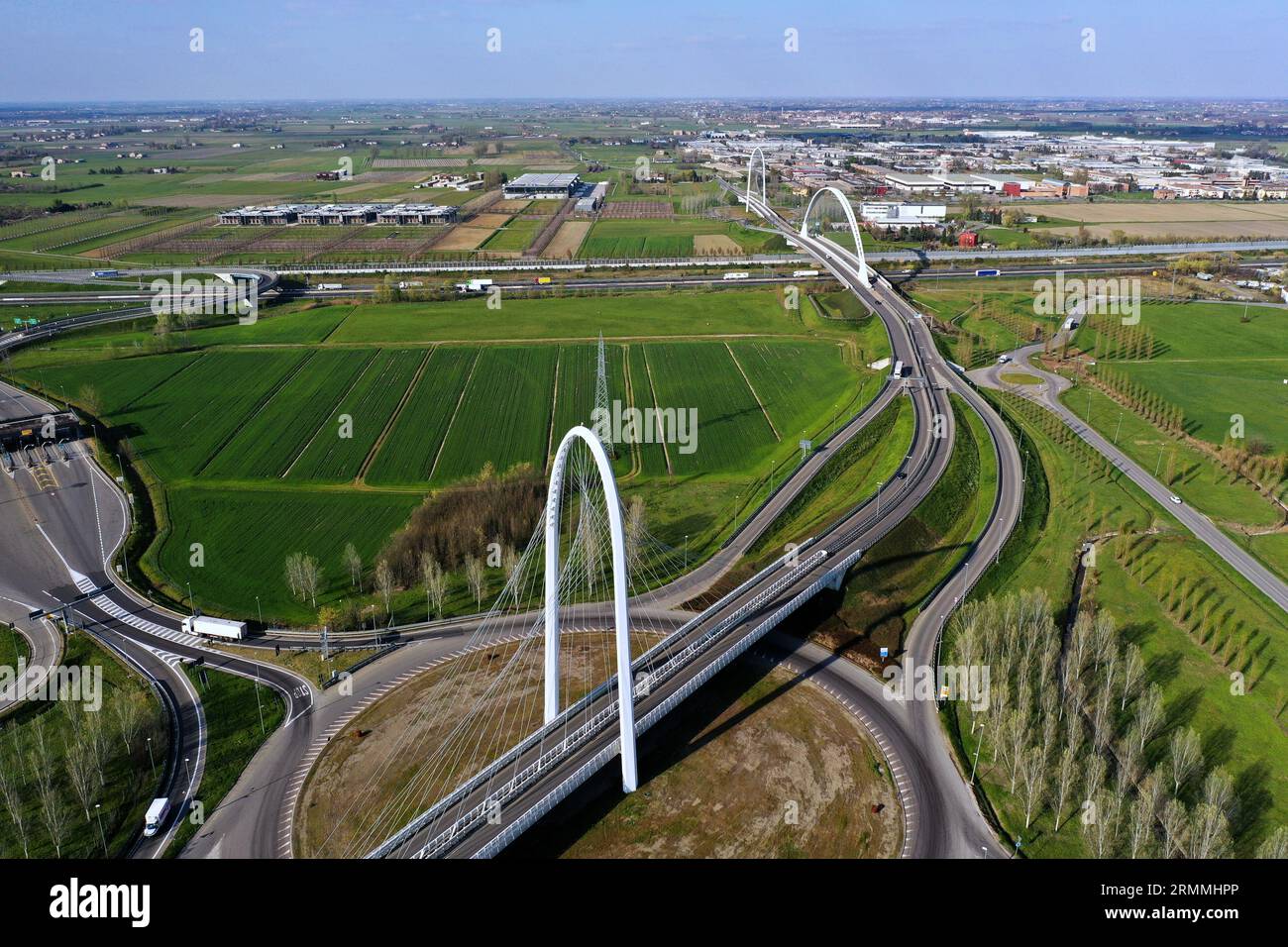 Vue zénithale aérienne d'un rond-point avec une arche du pont suspendu par Santiago Calatrava à Reggio Emilia. Reggio Emilia, Italie Banque D'Images